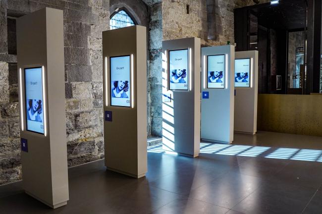 Sala A00 del percorso espositivo del MEI Accreditation stations at the start of the MEI exhibition itinerary